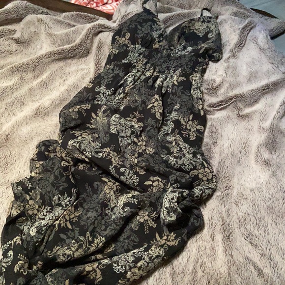 V-Neck Black Printed Maxi Dress - Picture 3 of 5